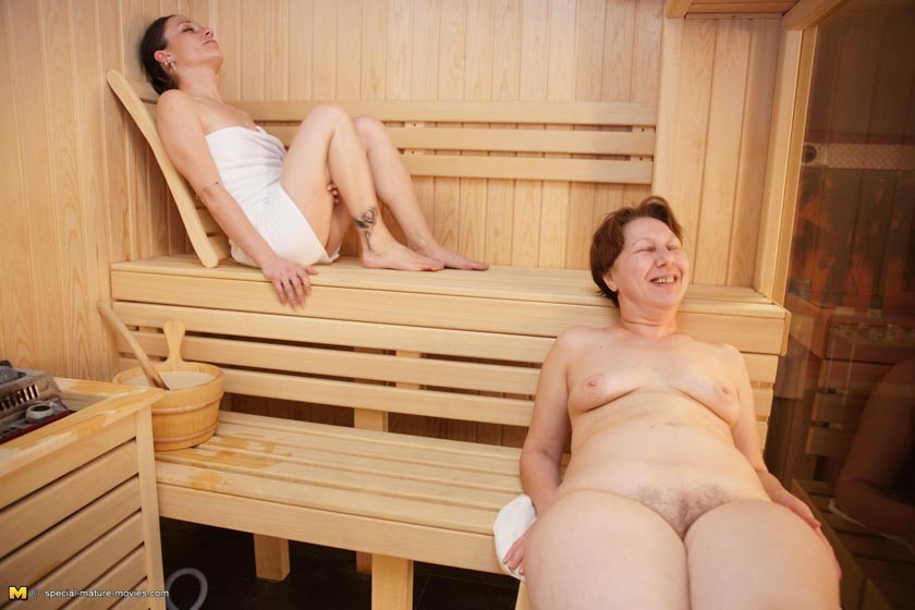 Date un'occhiata a queste belle signore mature alla sauna
 #71467446