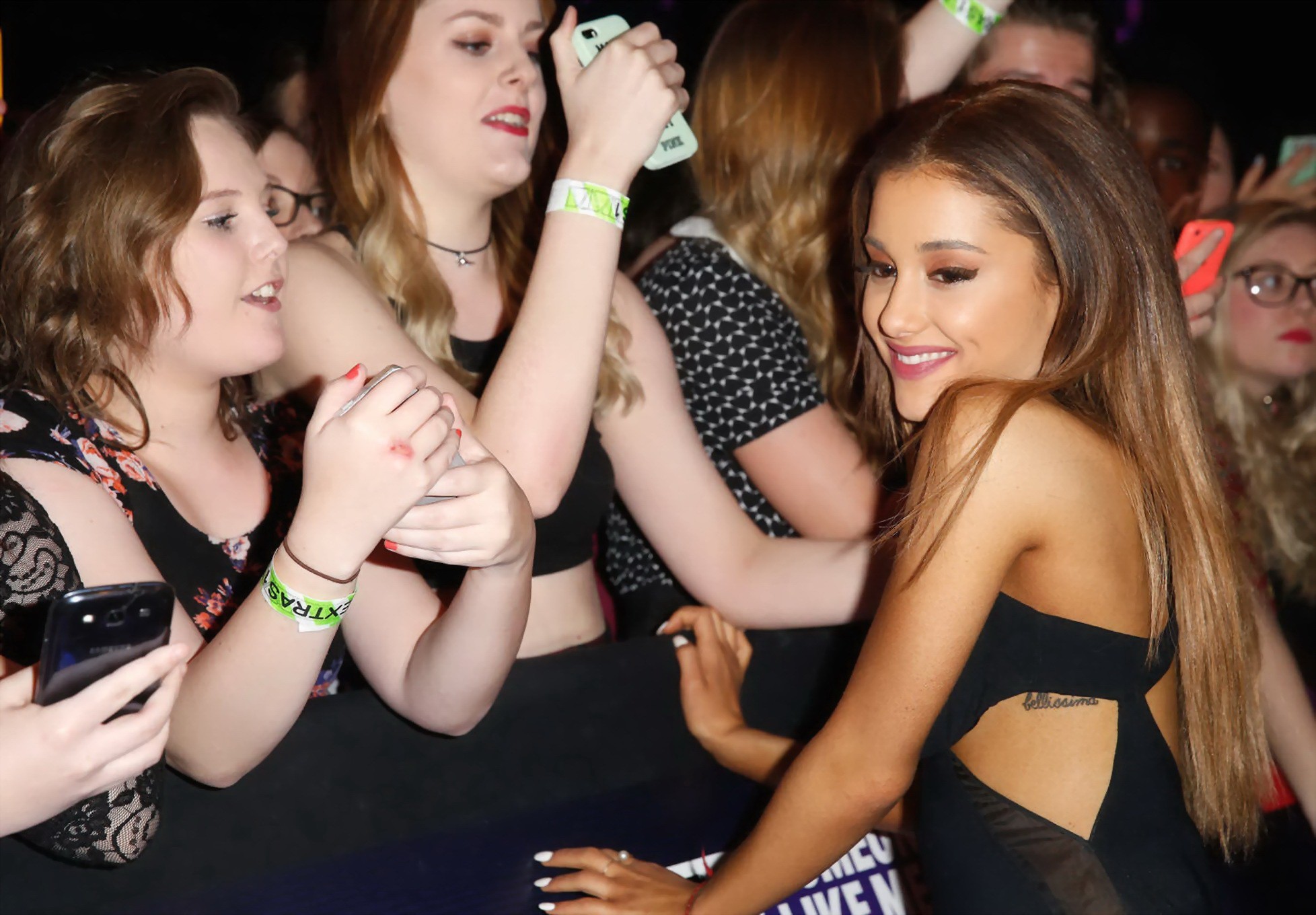 Ariana Grande sieht heiß aus in einem freizügigen schwarzen Kleid bei der mtv emas 2014 in Glasgow
 #75181278