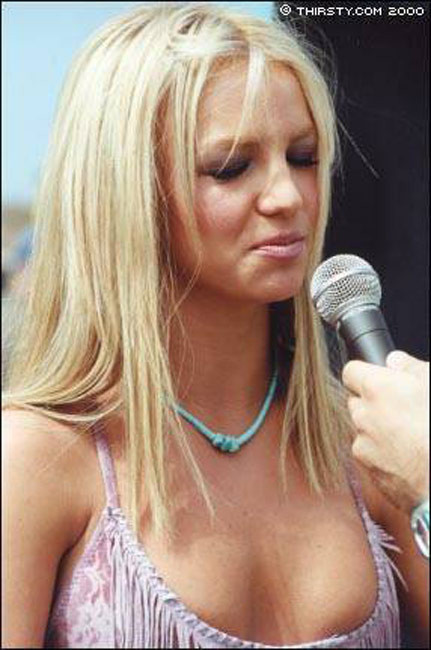 Britney spears montrant son joli cul et ses tétons coulants
 #75425813