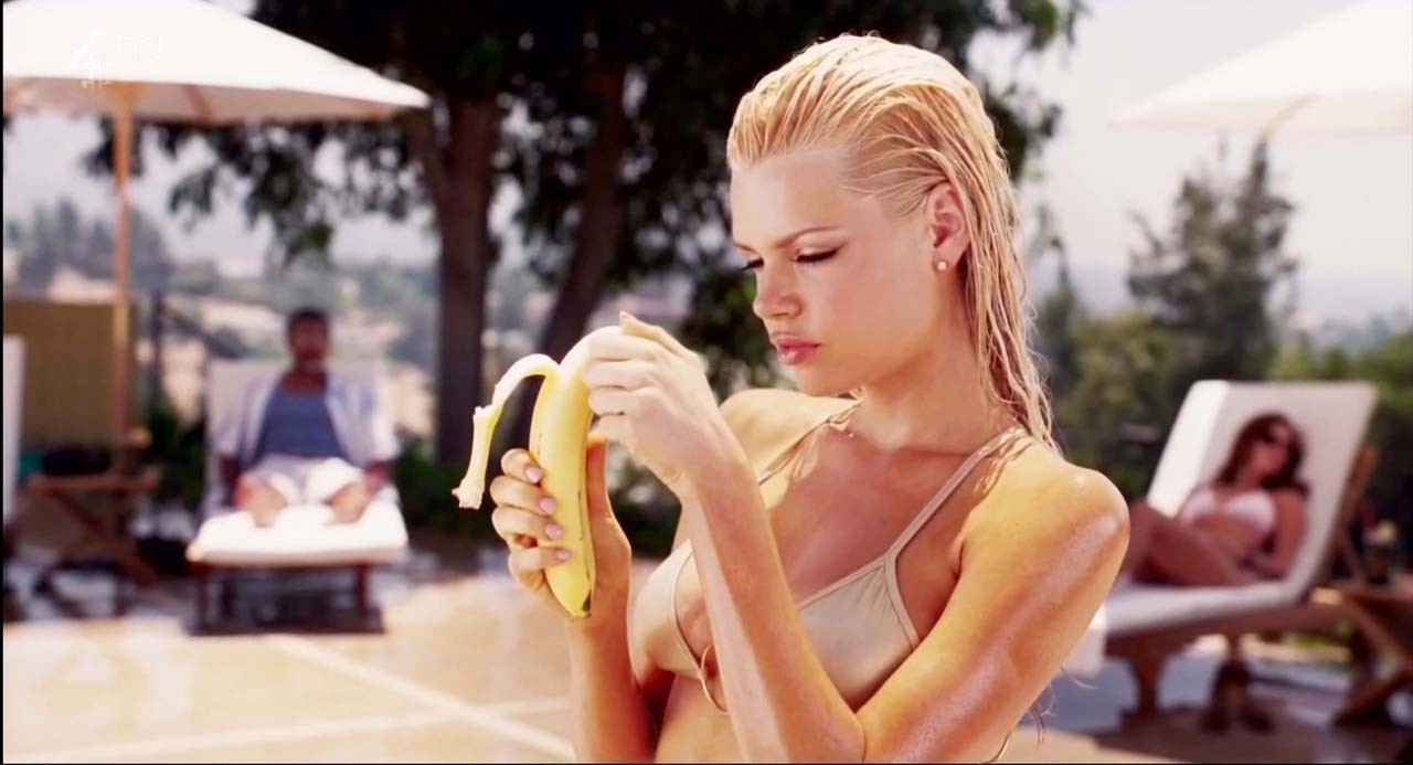 Sophie monk in posa nuda e mostrando le sue tette enormi cazzo
 #75300948