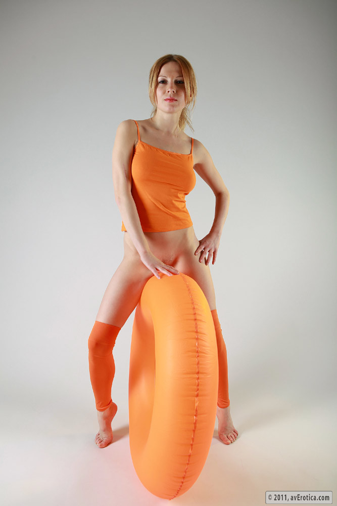 Babe im orangefarbenen Outfit mit dem orangefarbenen Riesenballon
 #78017361