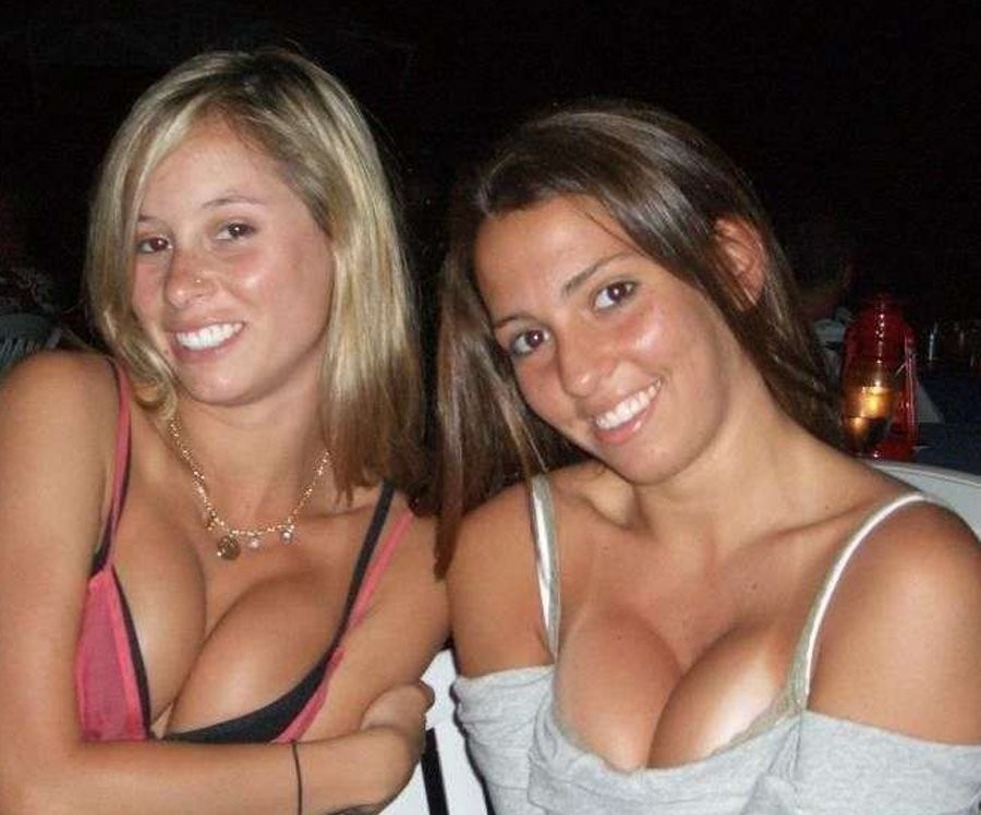 Chicas universitarias ebrias exhibiéndose en un bar público local
 #76395281