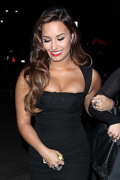 Demi Lovato posiert und zeigt ihren sexy Körper und verdammt große Brüste
 #75289895