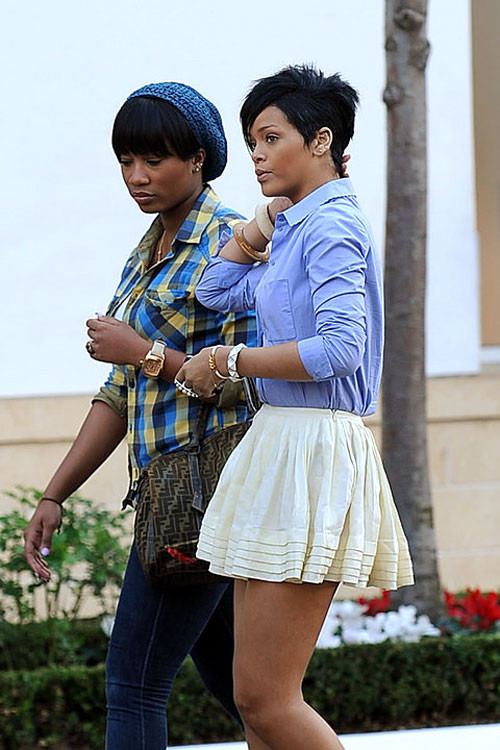 Rihanna mostrando sus bonitas tetas en vestido transparente y su culo en el escenario
 #75398762