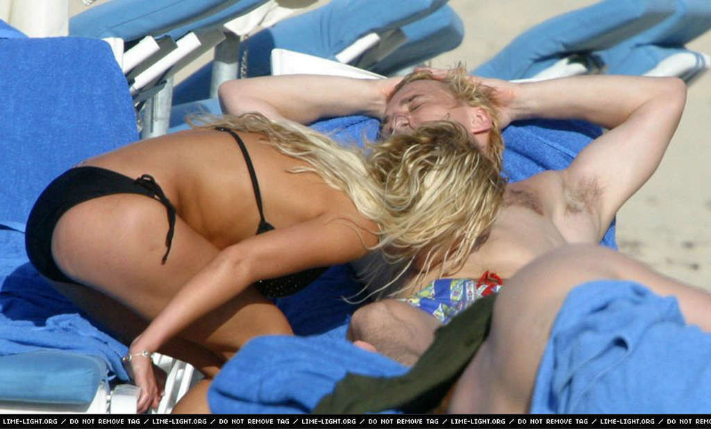 Tara reid godendo sulla spiaggia in bikini e mostrando il corpo sexy e caldo
 #75367383