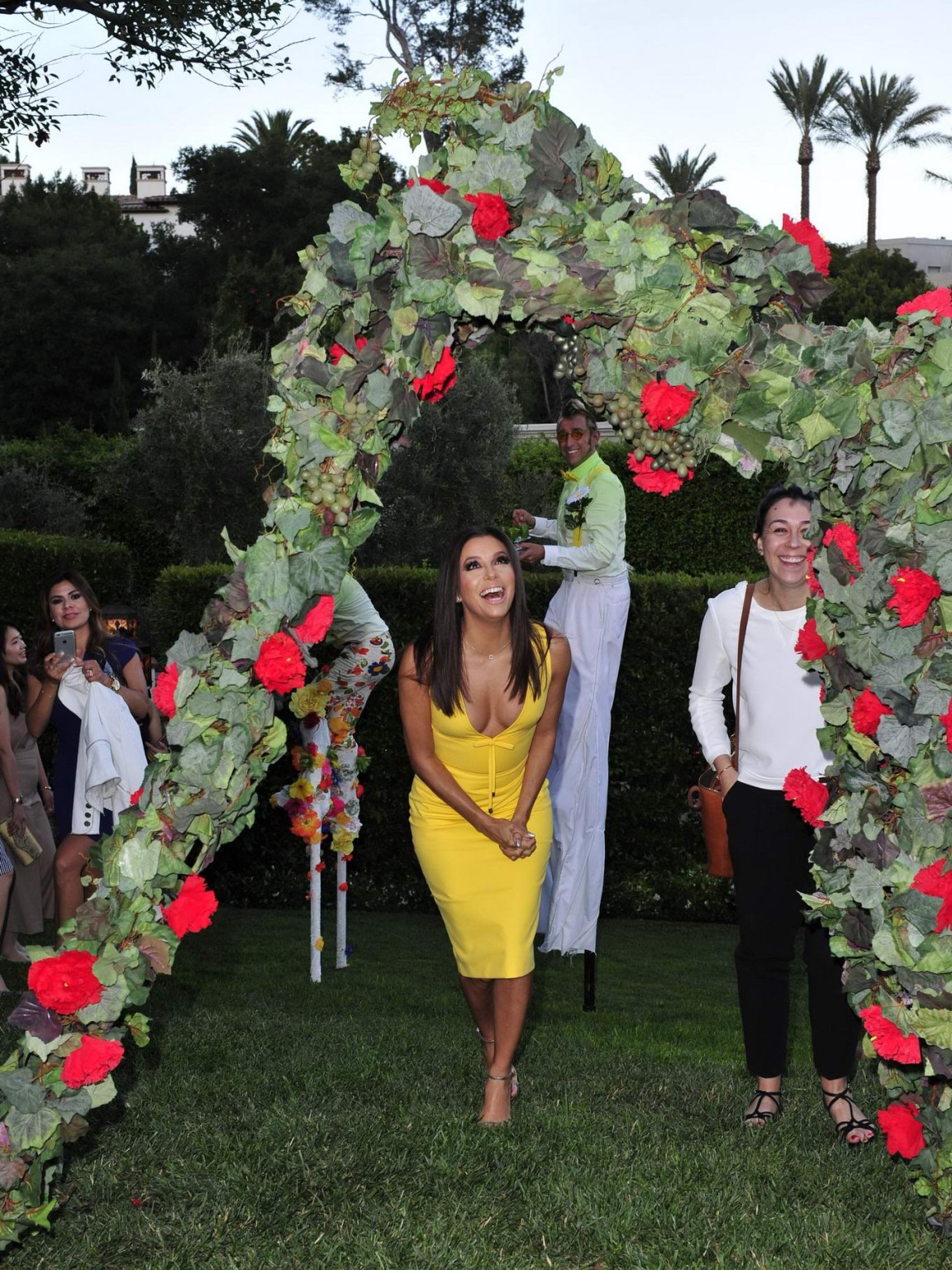 Eva longoria luciendo un pastie cleavy en el evento de lanzamiento
 #75160832