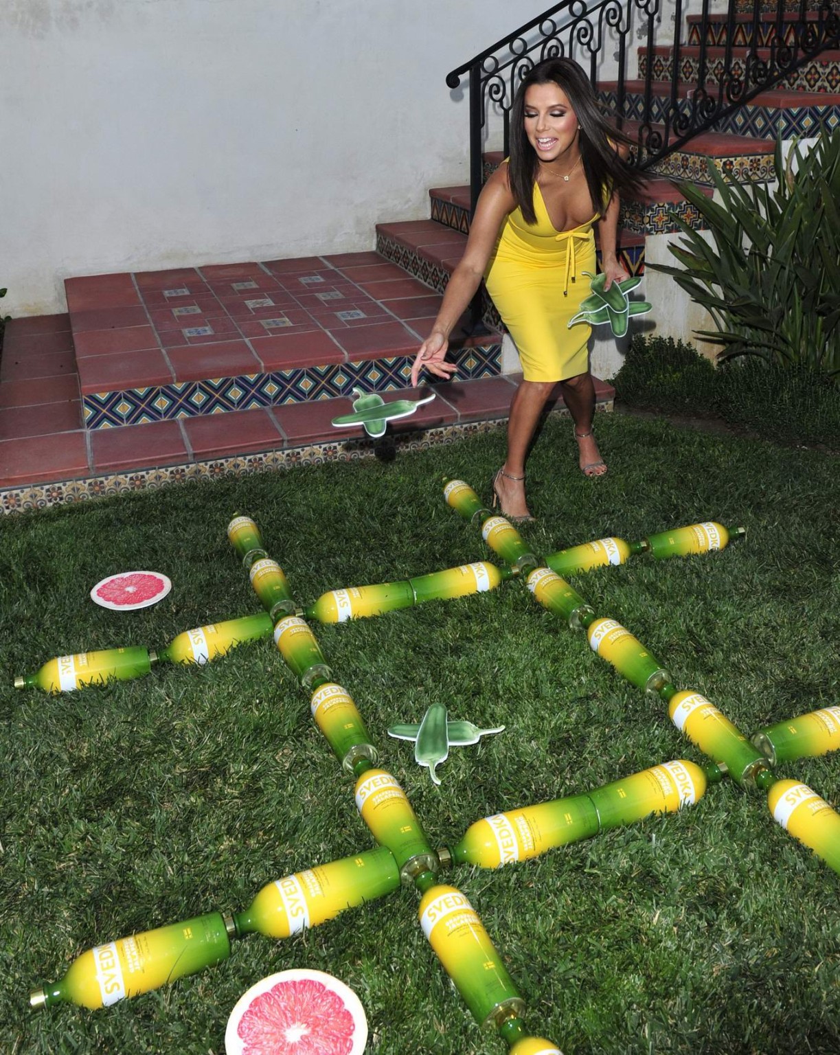 Eva longoria luciendo un pastie cleavy en el evento de lanzamiento
 #75161148