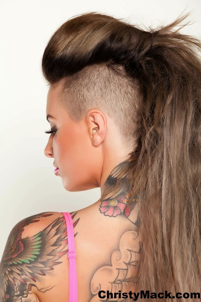 La déesse tatouée Christy Mack pose en talons hauts.
 #71097719