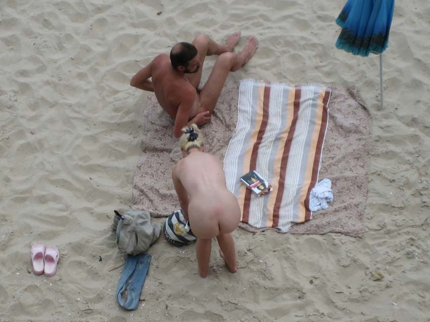De charmantes jeunes dénudent leur corps sur une plage nudiste
 #72250545