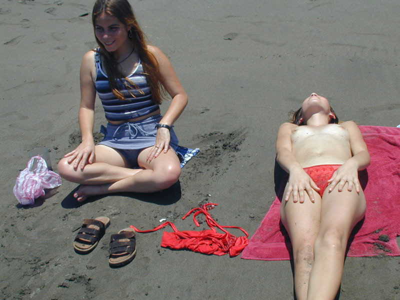 Adorabili giovani mettono a nudo i loro corpi in una spiaggia nudista
 #72250622