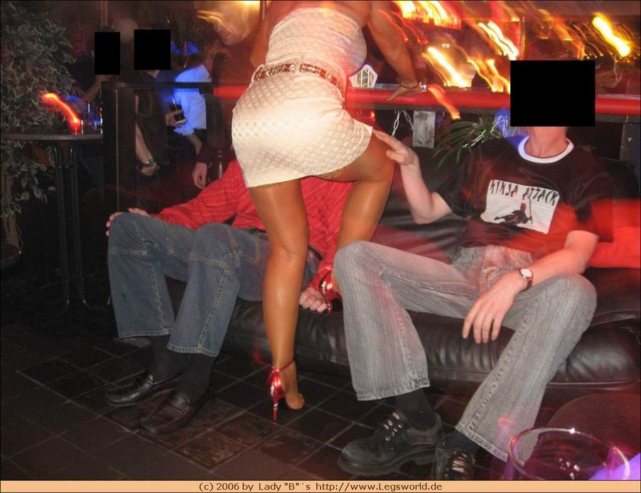 Signora in calze che prende in giro gli estranei nel bar
 #76632794