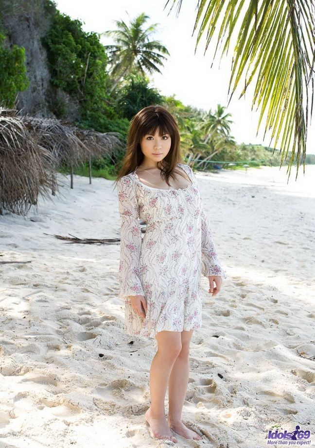 La poupée japonaise de la plage, Aya Hirai, pose nue et montre son cul.
 #69773841