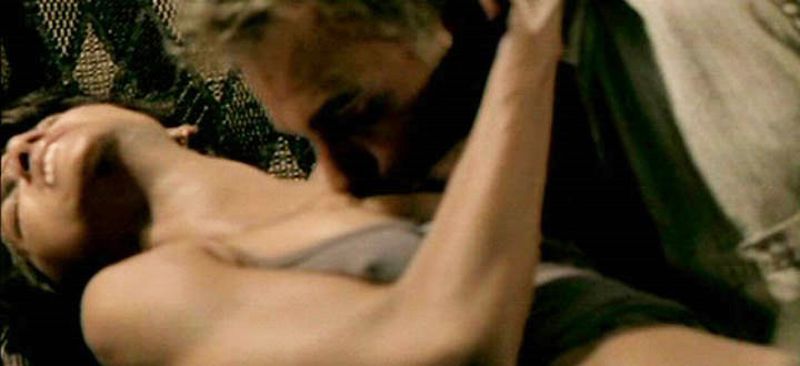 Halle Berry nue et baisant dans une scène de film
 #73410454