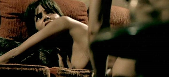 Halle Berry nue et baisant dans une scène de film
 #73410464