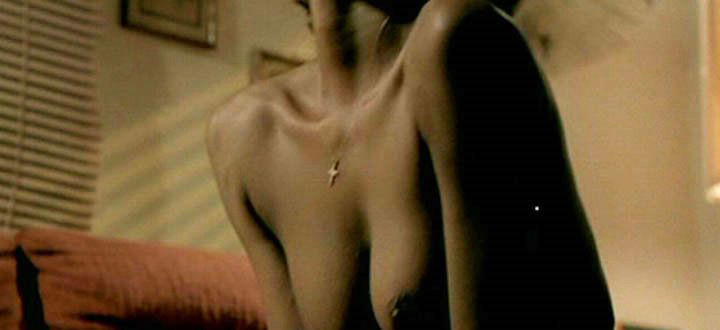 Halle Berry nue et baisant dans une scène de film
 #73410470