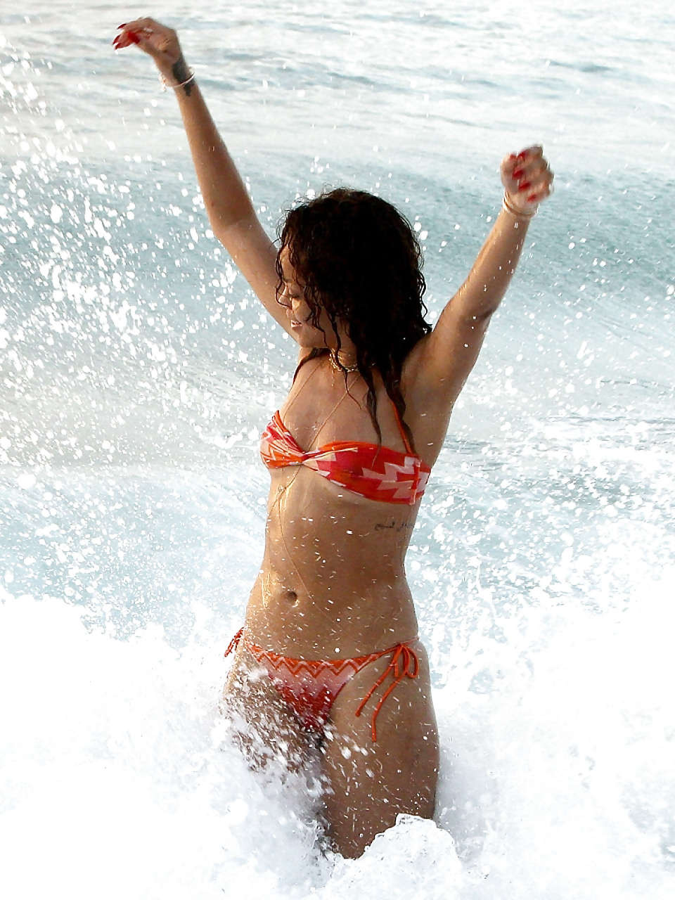 Rihanna sexy e carina in bikini striminzito sulla spiaggia
 #75276370