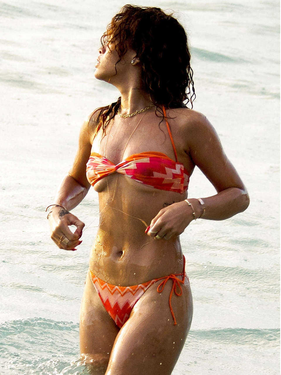 Rihanna sieht sexy und niedlich aus in einem knappen Bikini am Strand
 #75276421