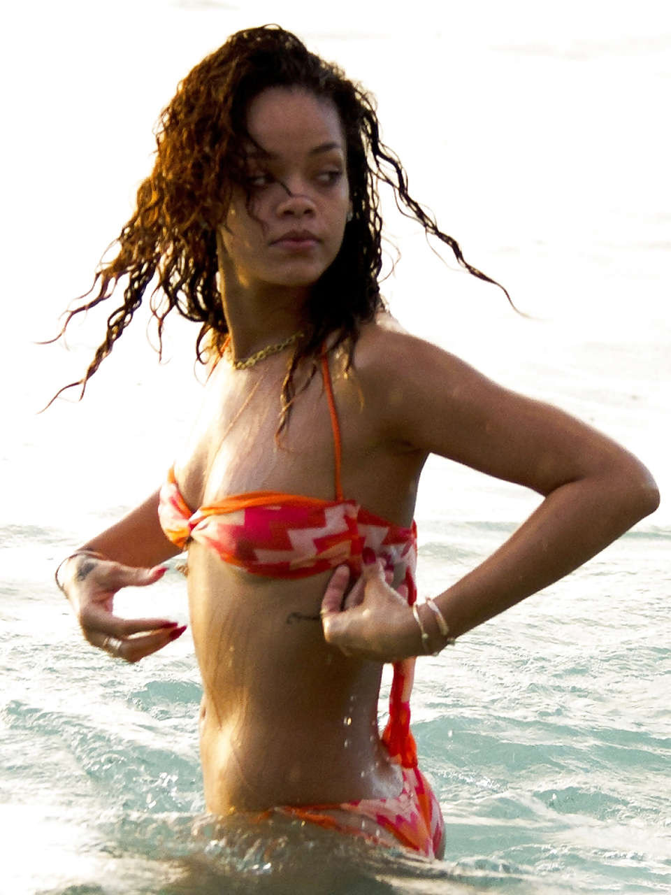 Rihanna sieht sexy und niedlich aus in einem knappen Bikini am Strand
 #75276424