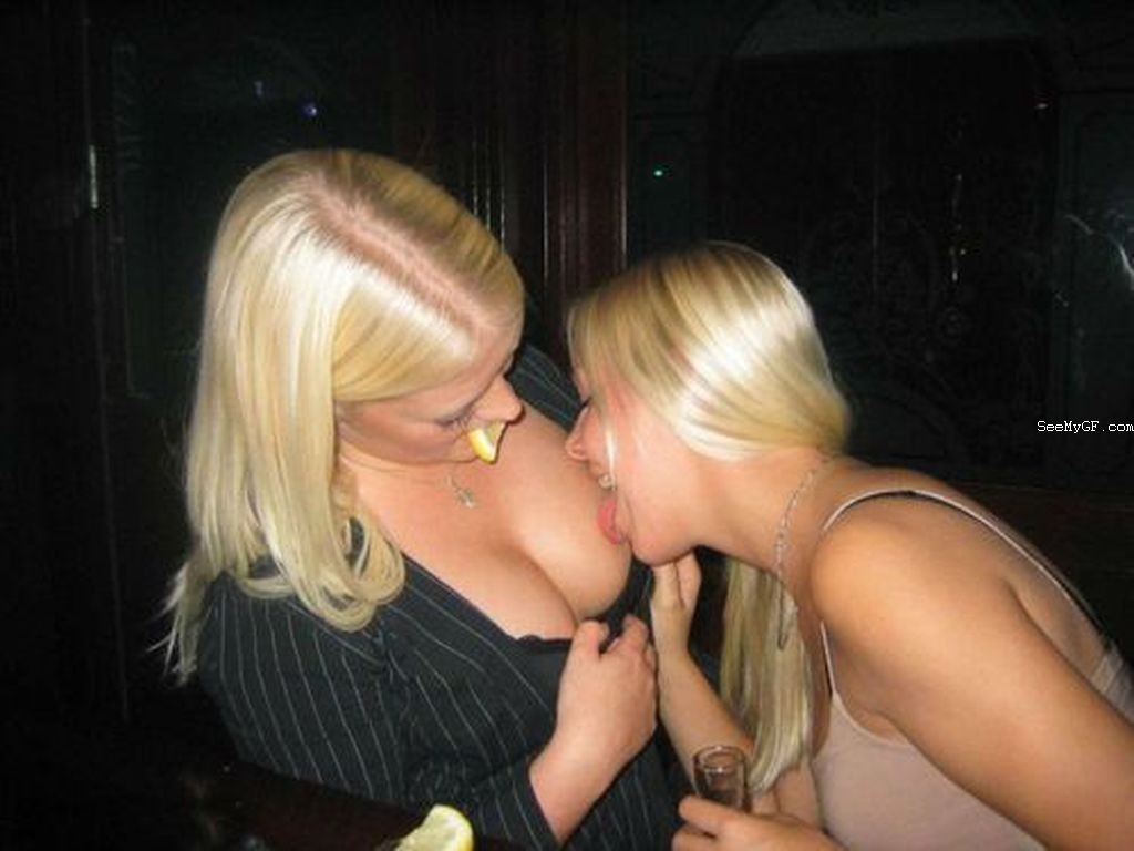 Amateur lesbische Freundinnen küssen und lecken
 #67403560