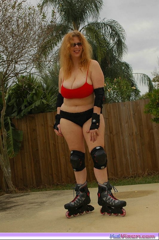 Kat Rollerblades in einem Bikini
 #75571013