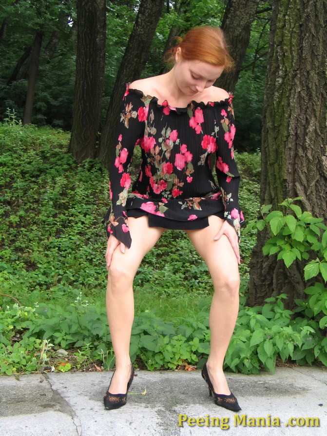 Redhead squats in the park to do a piss as she can not suffer anymore #76568885