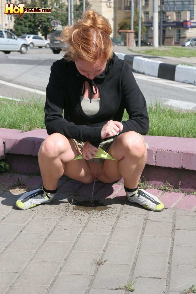 Chica meando al lado de una calle
 #76566017