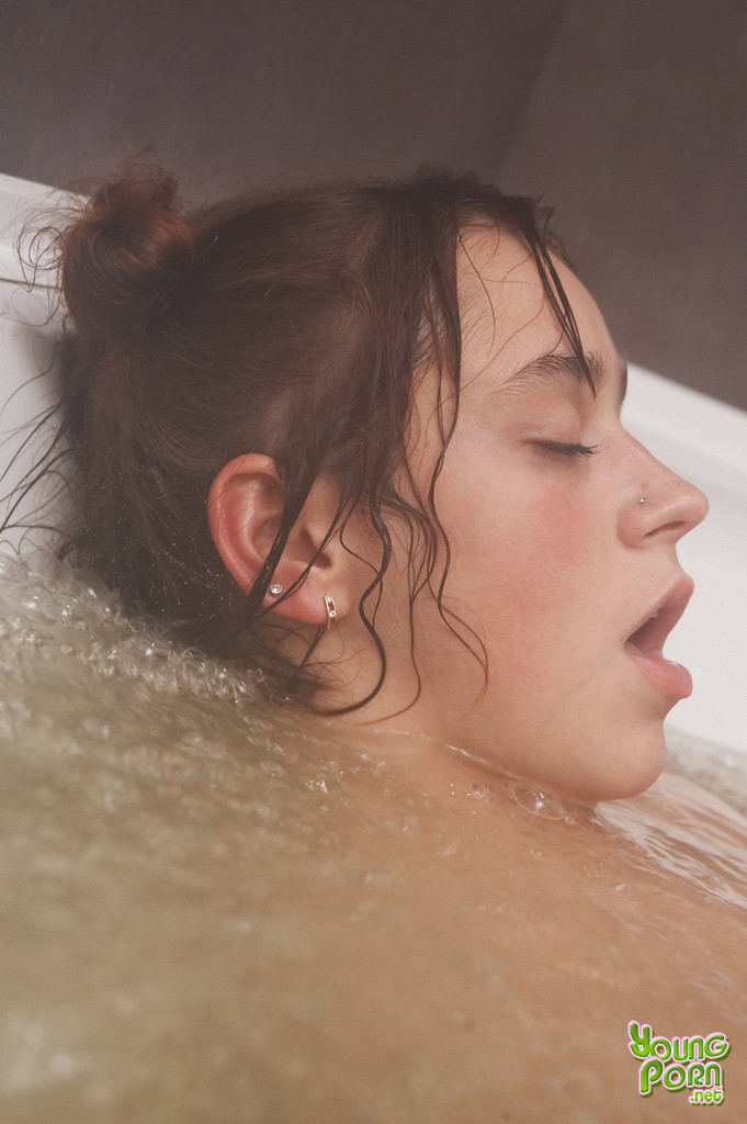 Joven cutie tener un orgasmo de los chorros de jacuzzi
 #78416683