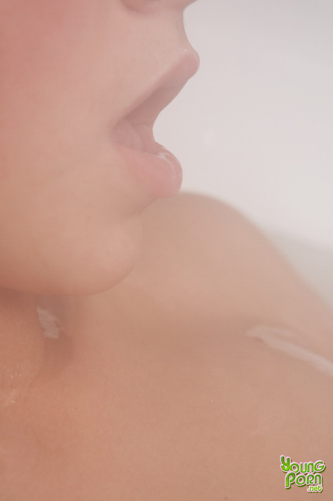 Joven cutie tener un orgasmo de los chorros de jacuzzi
 #78416685