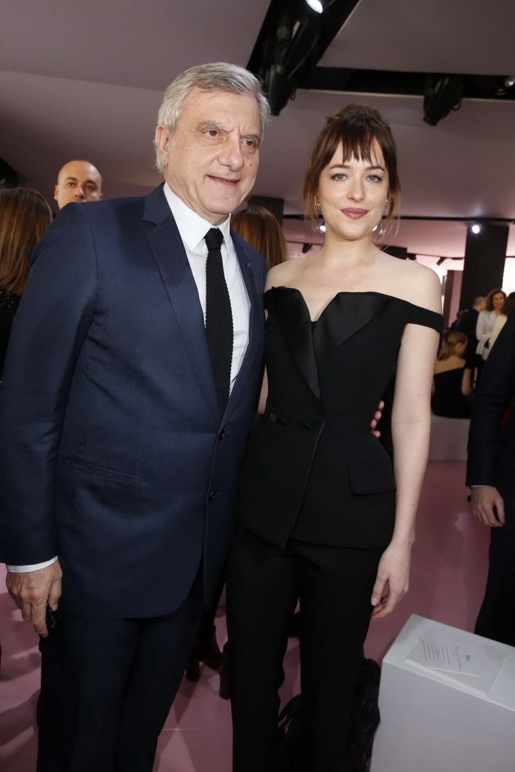 Dakota johnson montrant son gros décolleté dans une combinaison noire au salon Christian Dior 
 #75171113