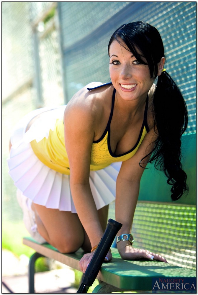 Nadia Nitro, sexy, se fait baiser par l'énorme bite de son entraîneur dans son uniforme de tennis !
 #78797028