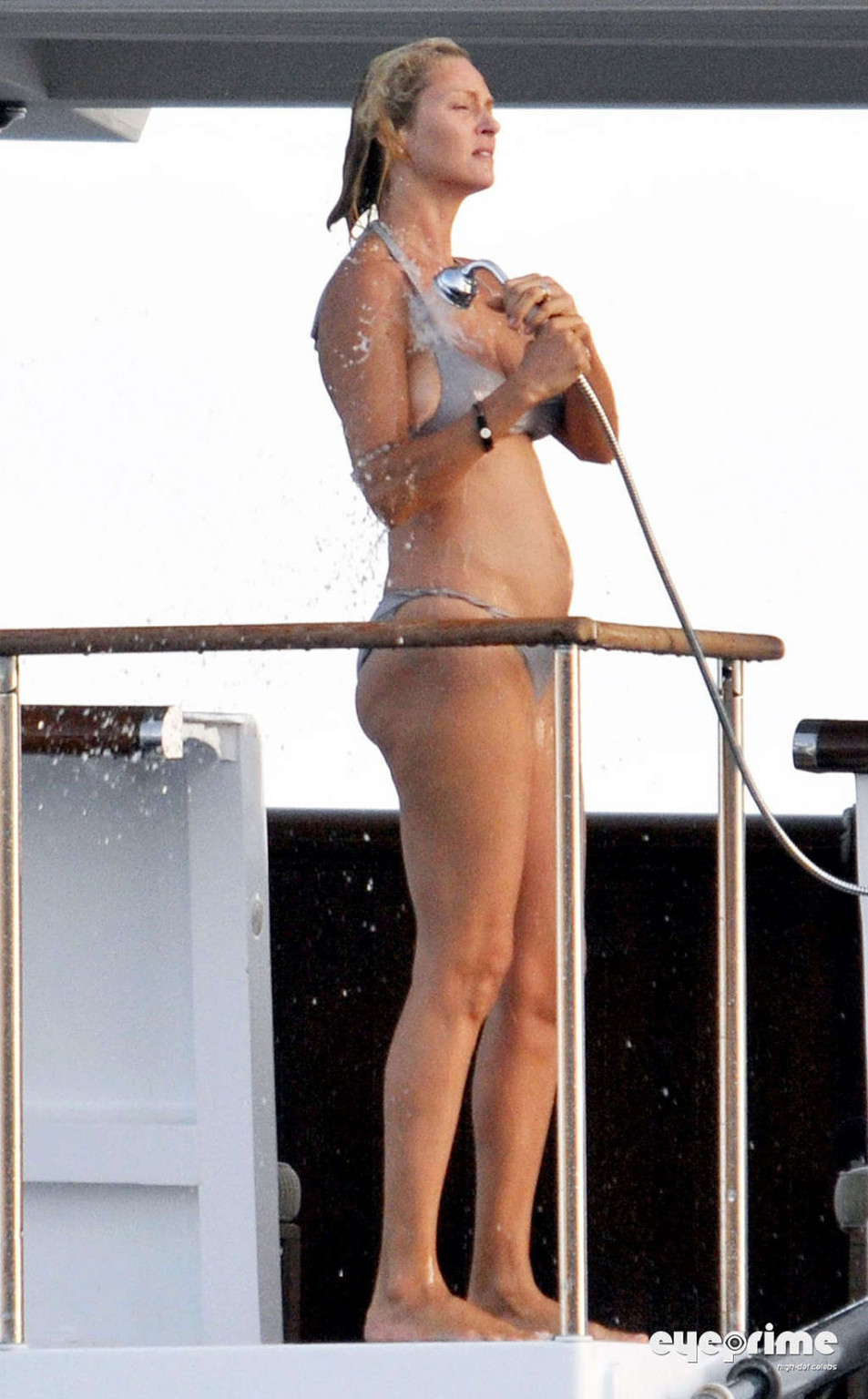 Uma thurman mostrando su cuerpo sexy y sus enormes tetas en bikini
 #75335619