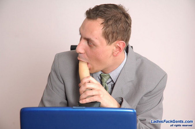 Chica follando a un chico con un strapon
 #72192714