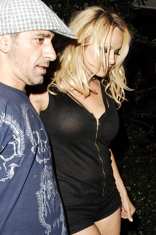 Pamela anderson zeigt schöne große Titten in see thru
 #75404940