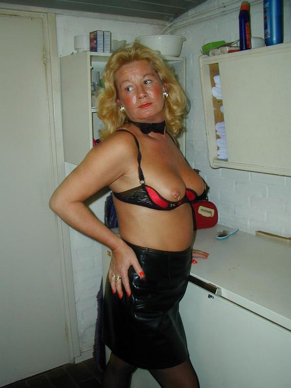 Big Tit blonde Mama zeigt enge gepiercte Muschi
 #74080783