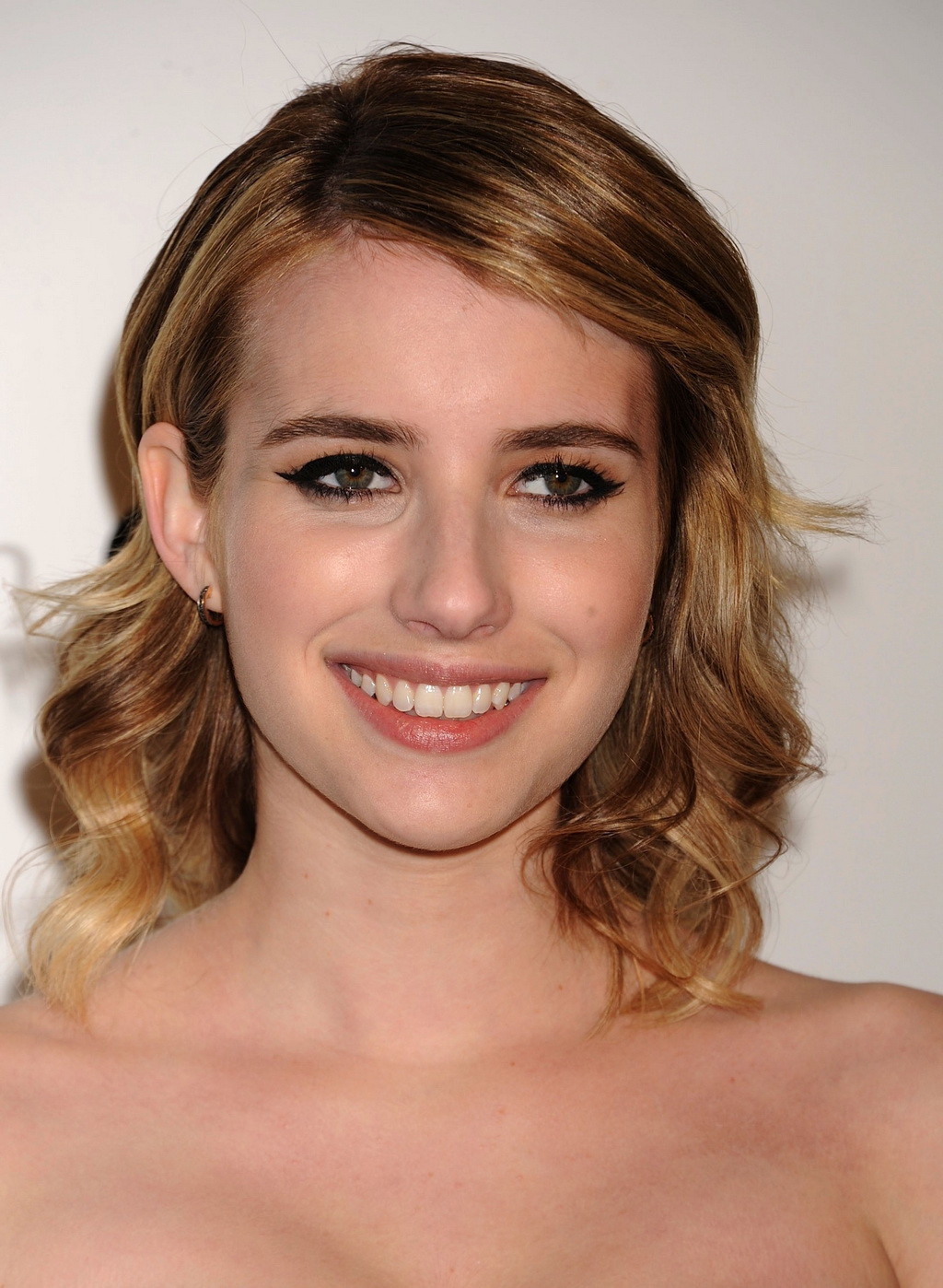 Emma roberts est sexy sans soutien-gorge dans un haut noir à la première du gala de l'opéra métropolitain 
 #75268688