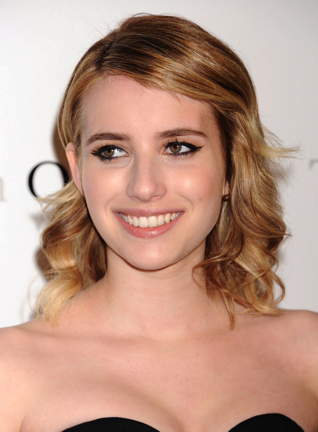 Emma roberts sieht heiß braless in schwarzem Top an der Metropolitan Opera Gala Premiere 
 #75268751