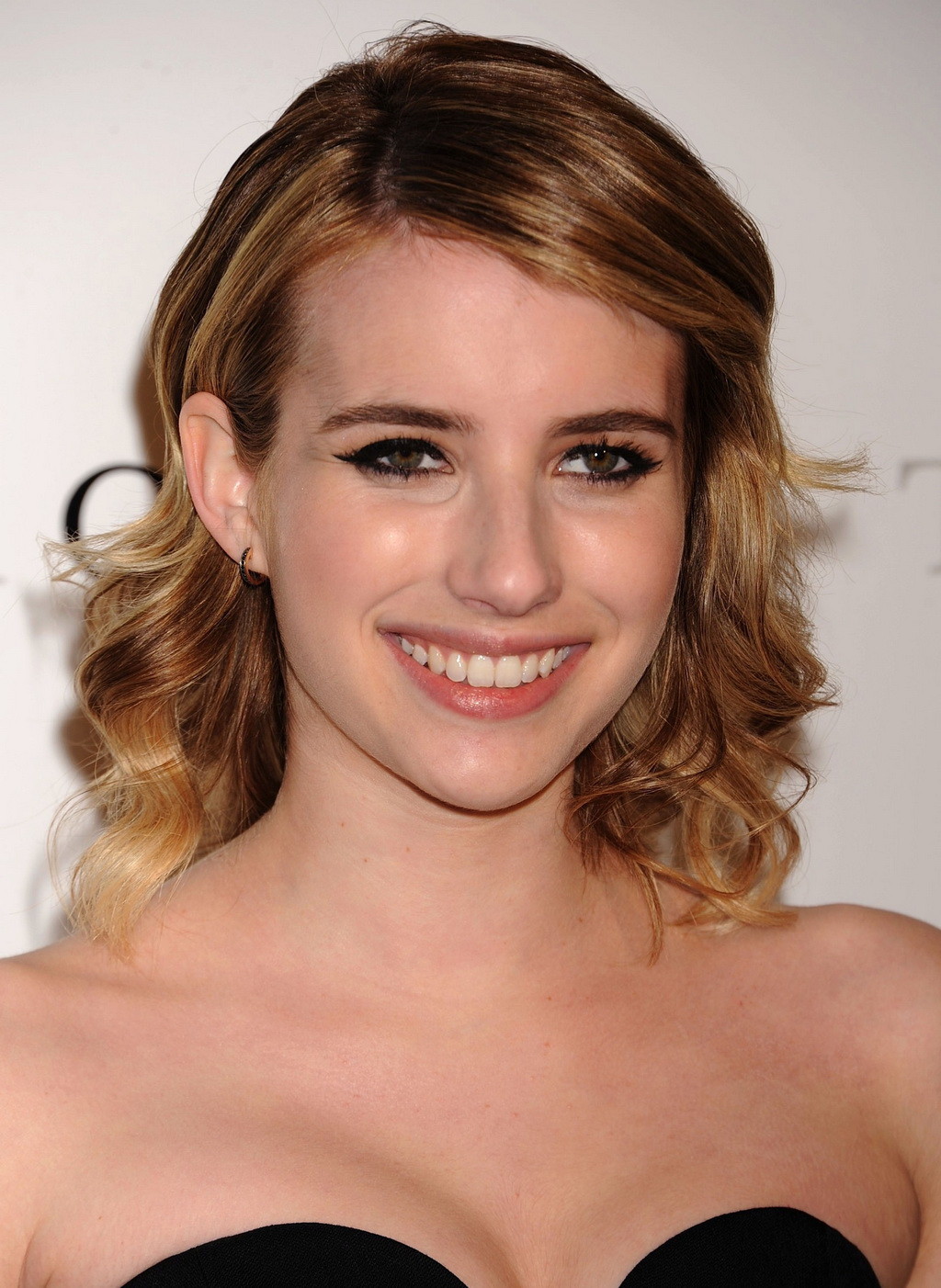 Emma roberts sieht heiß braless in schwarzem Top an der Metropolitan Opera Gala Premiere 
 #75268763