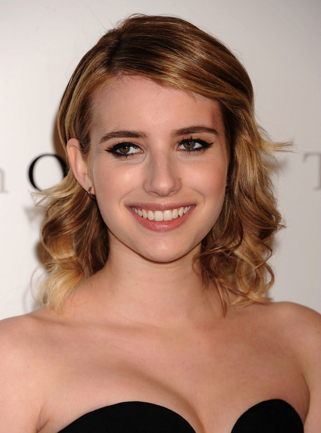 Emma roberts sieht heiß braless in schwarzem Top an der Metropolitan Opera Gala Premiere 
 #75268772
