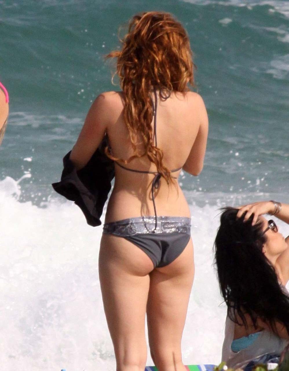 Miley Cyrus exposant ses superbes fesses en bikini sur la plage et sexy en bas sur la plage.
 #75304629