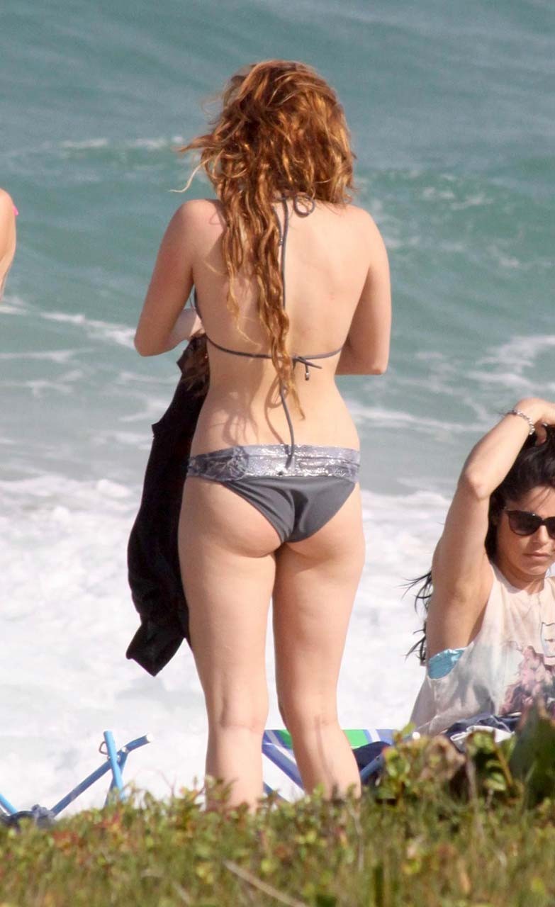 Miley Cyrus exposant ses superbes fesses en bikini sur la plage et sexy en bas sur la plage.
 #75304646