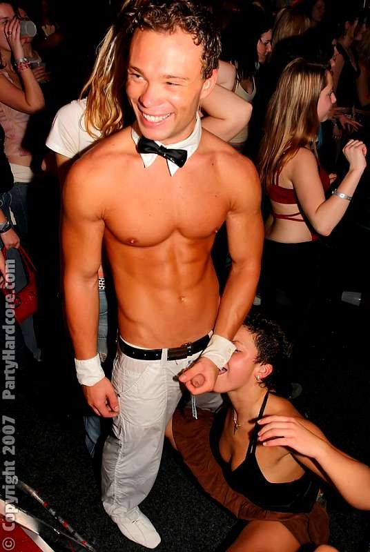 Strippers convierten a las jóvenes mojigatas en ninfómanas cachondas
 #77847523