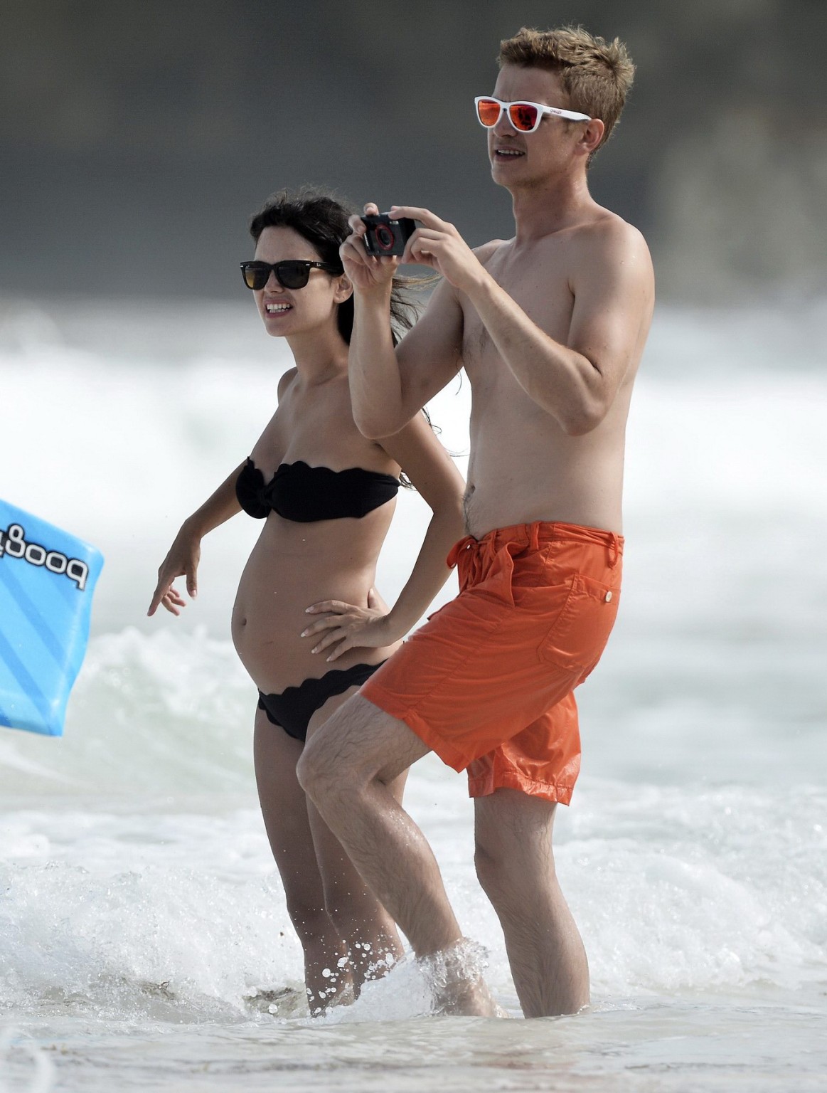 Rachel Bilson incinta con un bikini nero senza spalline su una spiaggia alle Barbados
 #75193869