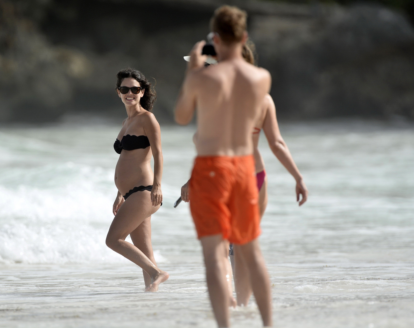 Rachel bilson embarazada con un bikini negro sin tirantes en una playa de barbados
 #75193906