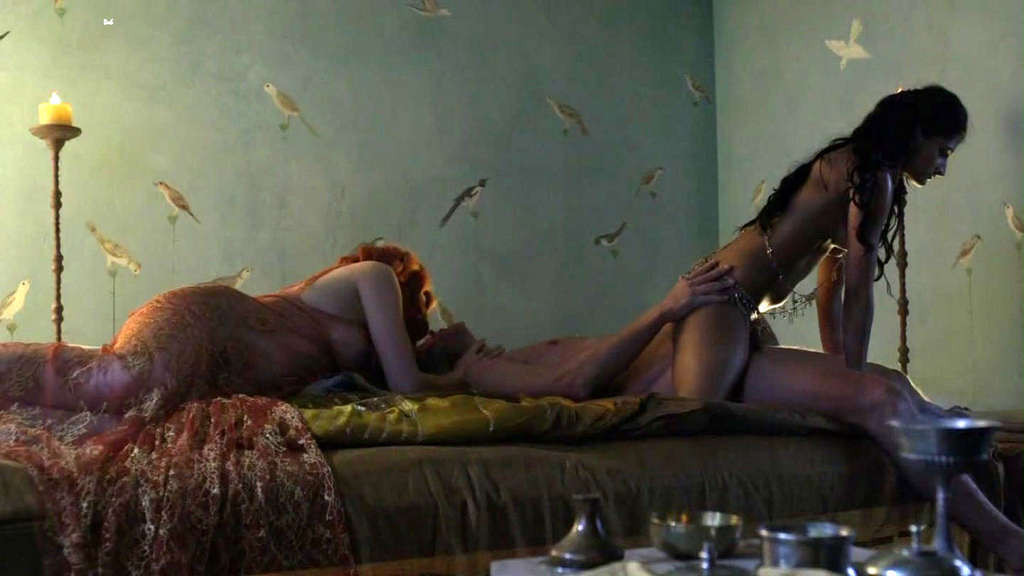 Lucy lawless dévoile ses énormes seins et baise fort dans des captures de films nus
 #75341876