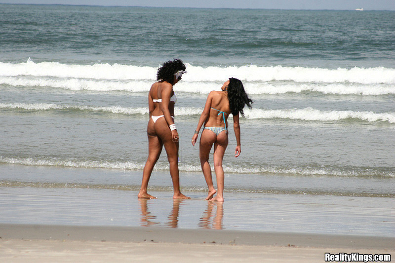 Questo caldo duo brasiliano si abbassa e sporca in queste calde foto di crema a bordo piscina
 #71579111
