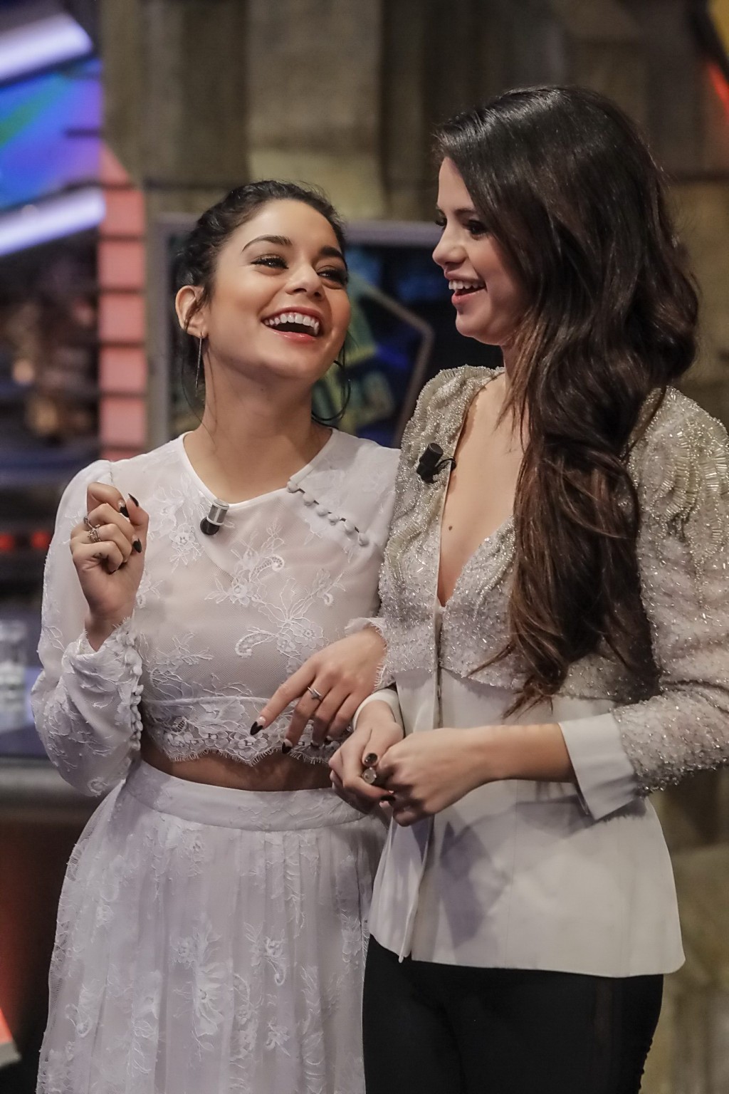 Selena gomez et vanessa hudgens en tenue sexy s'amusant à la plage d'el hormiguero.
 #75240268