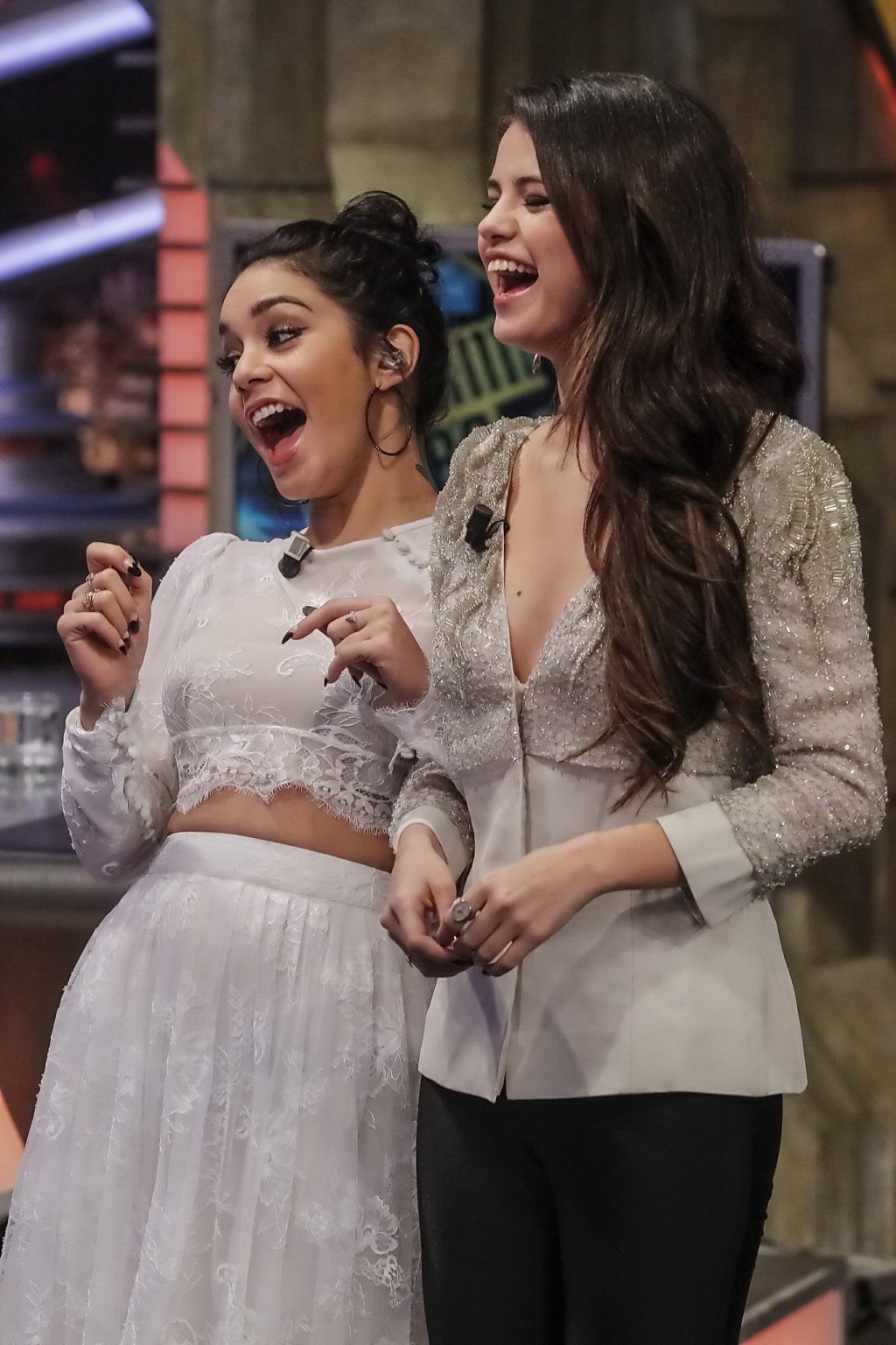 Selena gomez et vanessa hudgens en tenue sexy s'amusant à la plage d'el hormiguero.
 #75240279