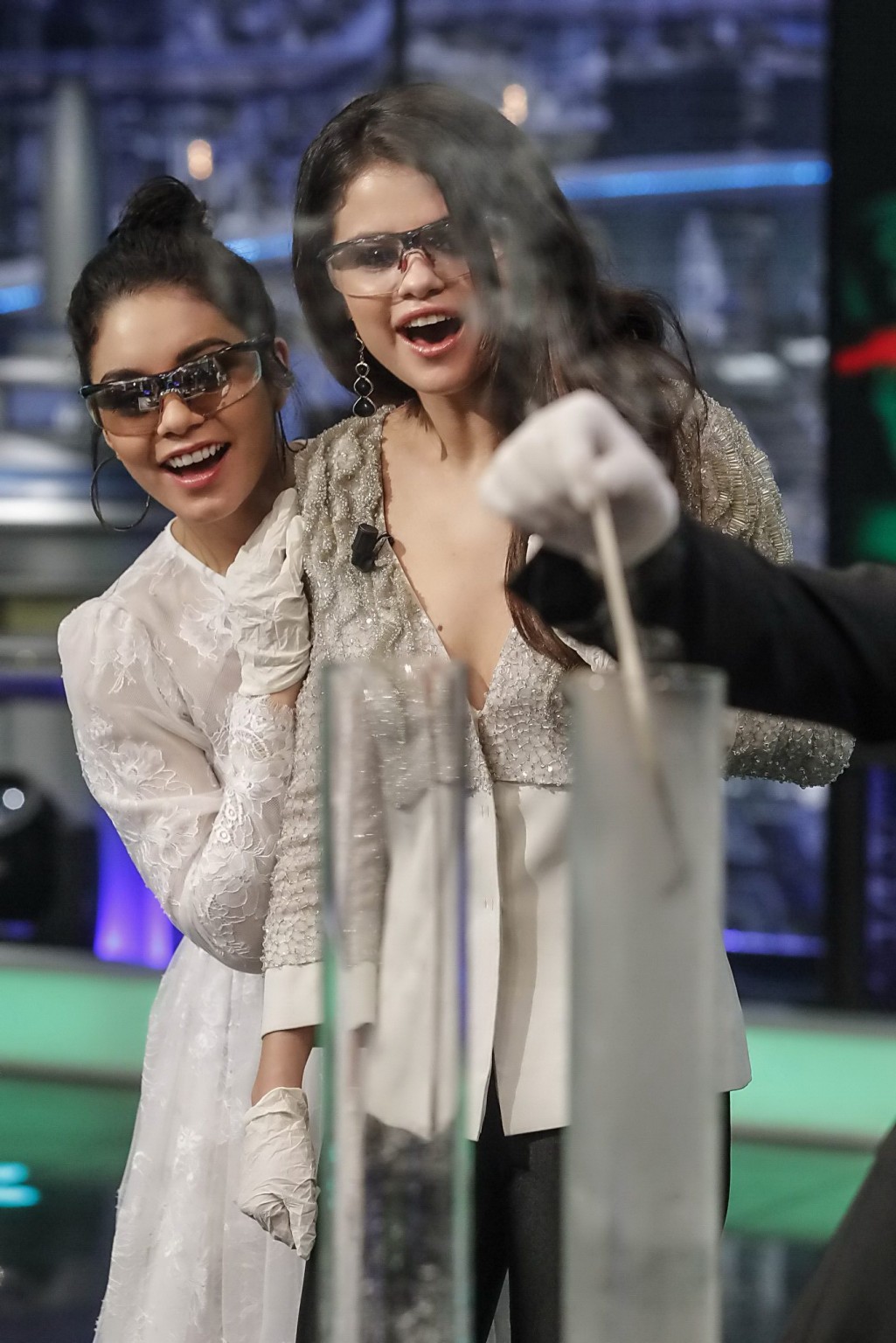 Selena gomez et vanessa hudgens en tenue sexy s'amusant à la plage d'el hormiguero.
 #75240326