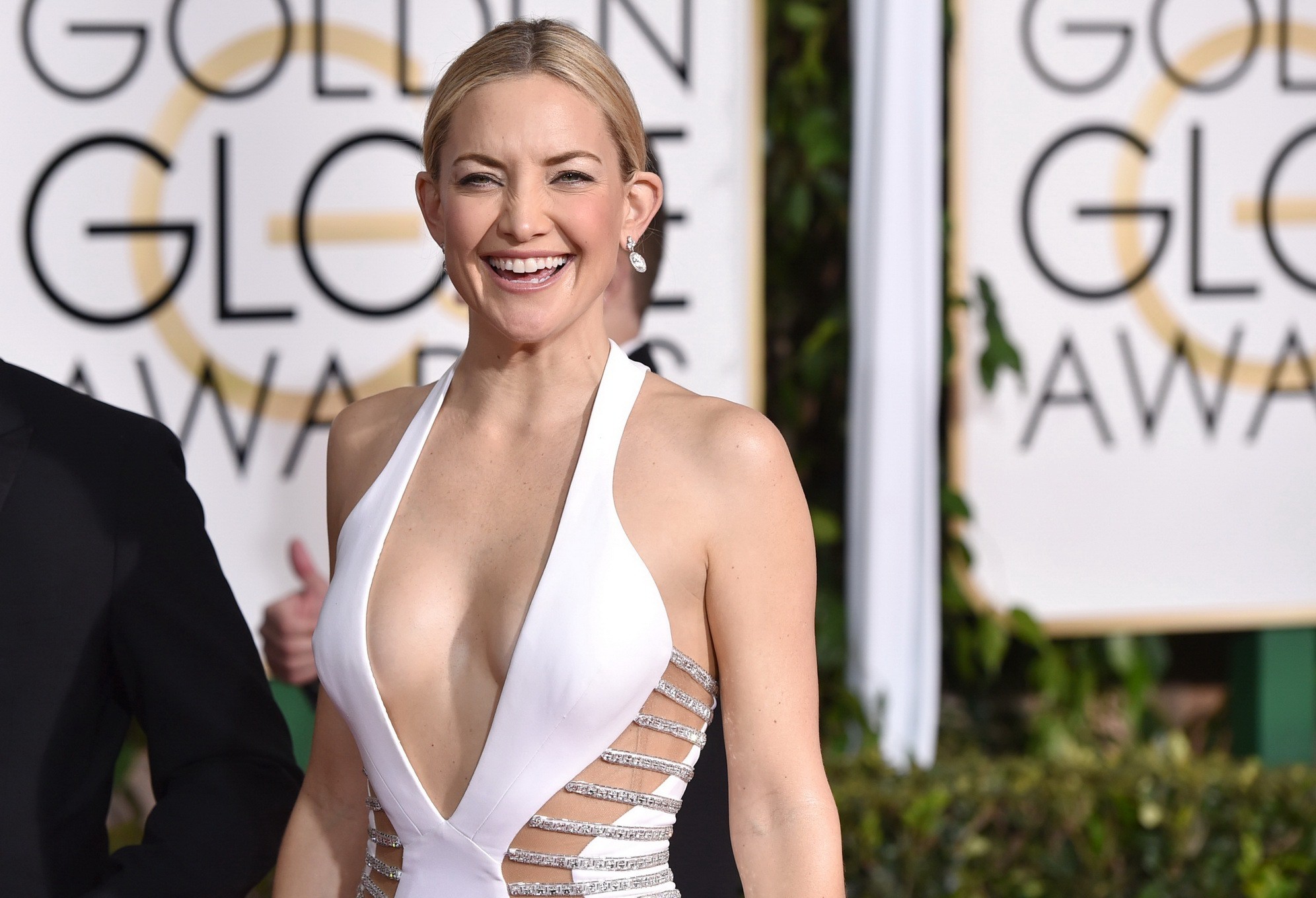 Kate hudson, seins nus, montre un énorme décolleté lors de la 72e cérémonie annuelle des Golden Globe Awards à Paris. 
 #75175725