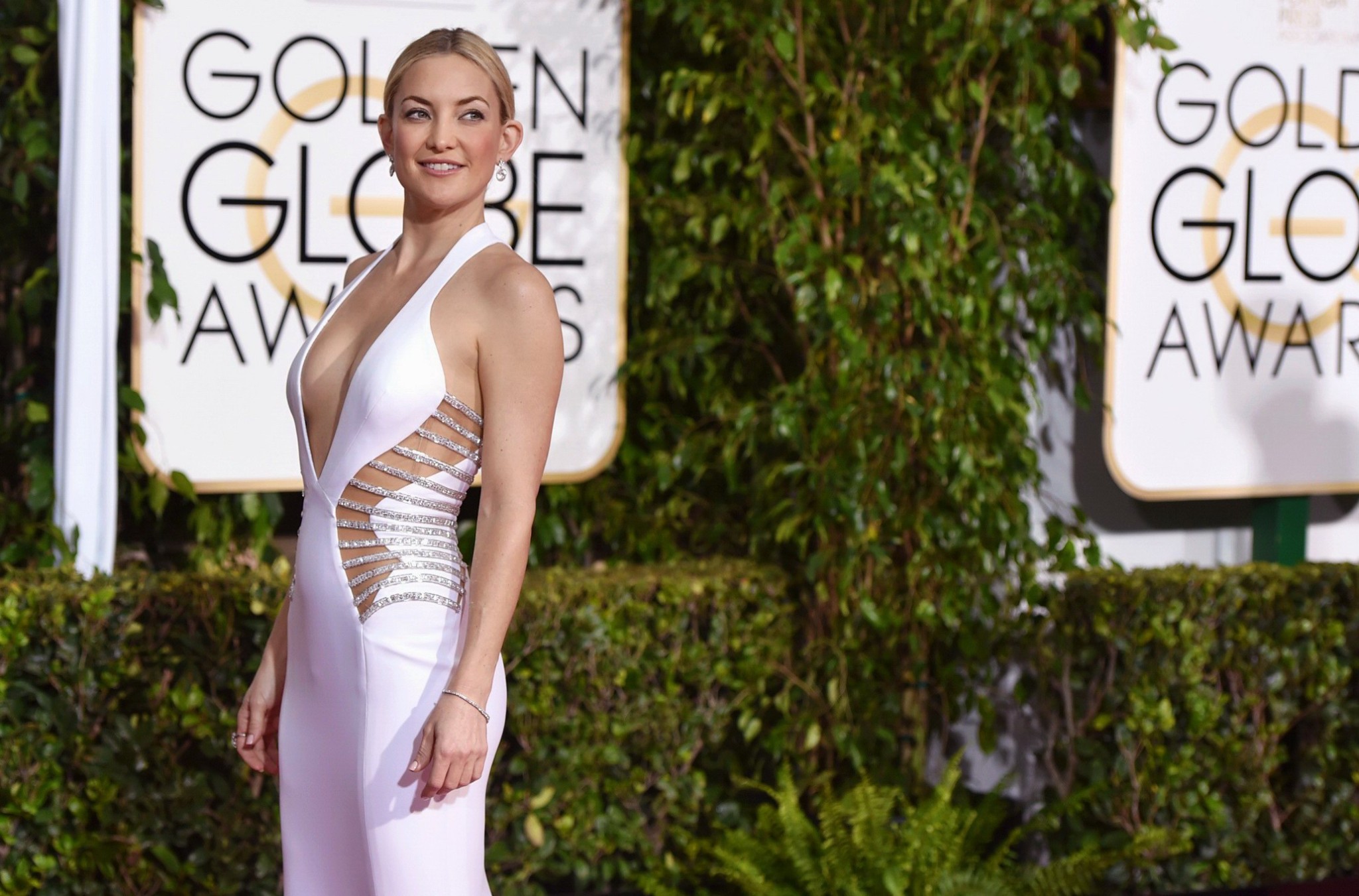 Kate Hudson braless showing huge cleavage at 72nd Annual Golden Globe Awards in  #75175747